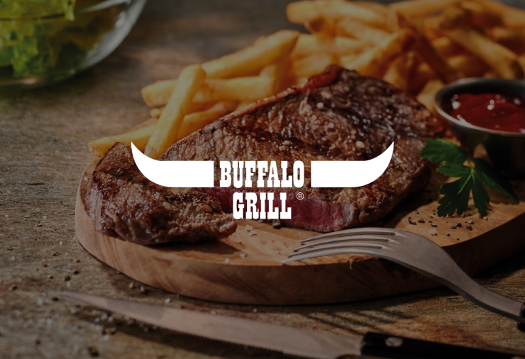 Steak et frites déposés sur une planche en bois et logo Buffalo Grill