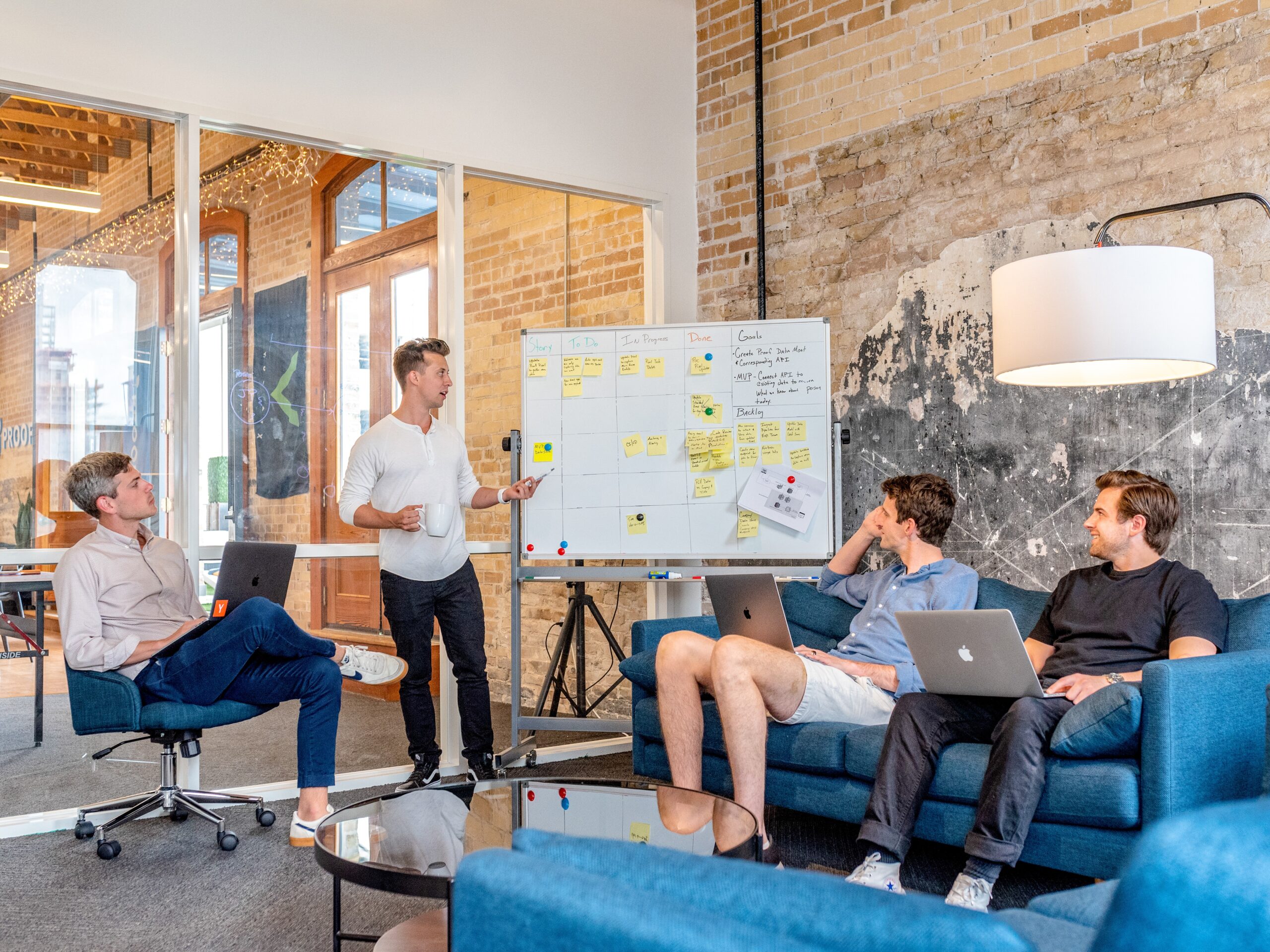 équipe en brainstorming devant un tableau