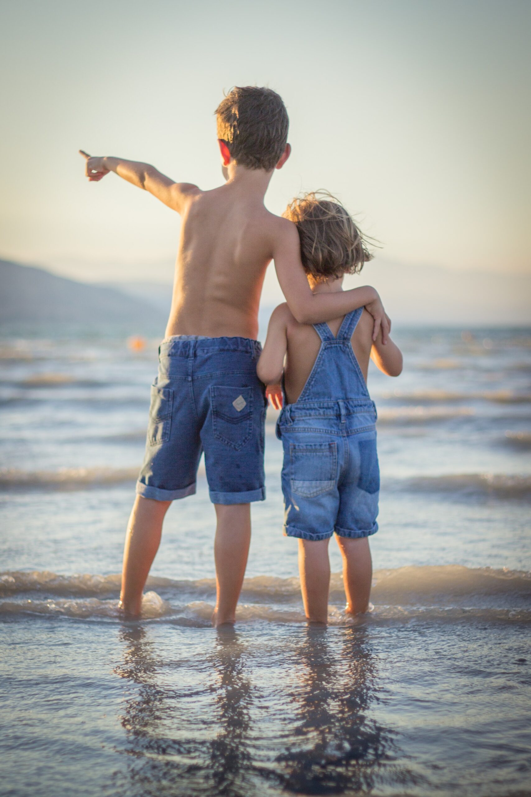 deux enfants de dos face à la mer