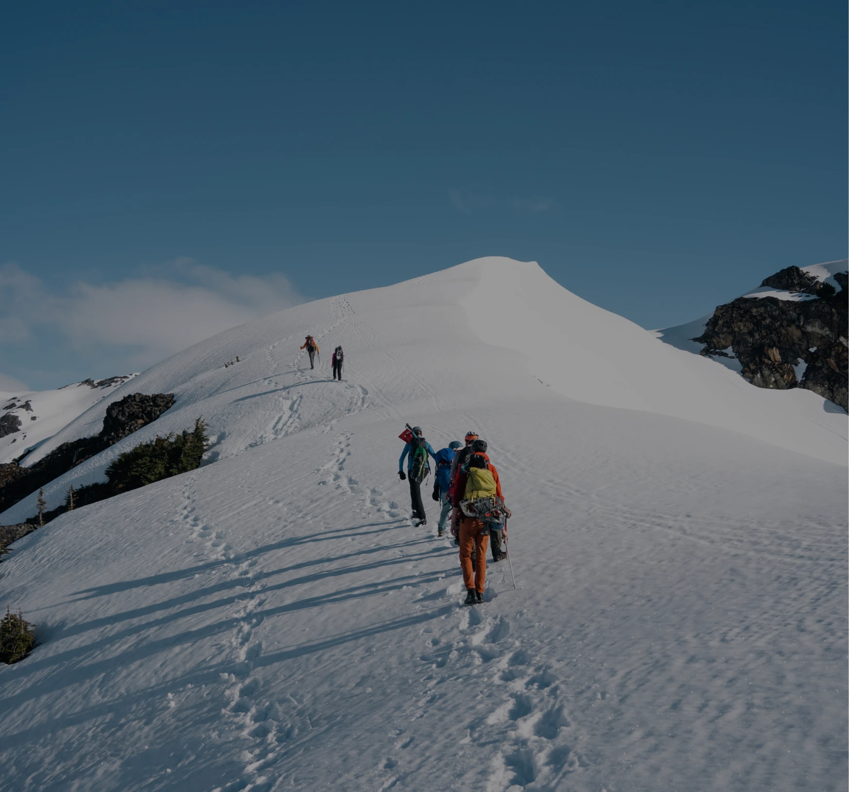 Equipe montant un mont dans la neige