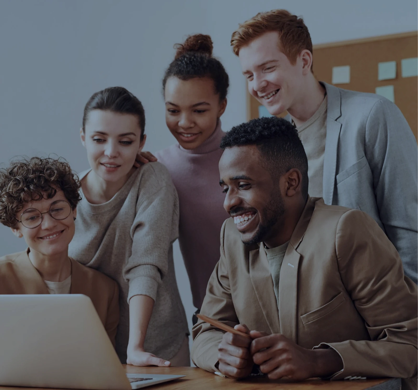 Collaborateur Cyllene travaillant autour d'un ordinateur