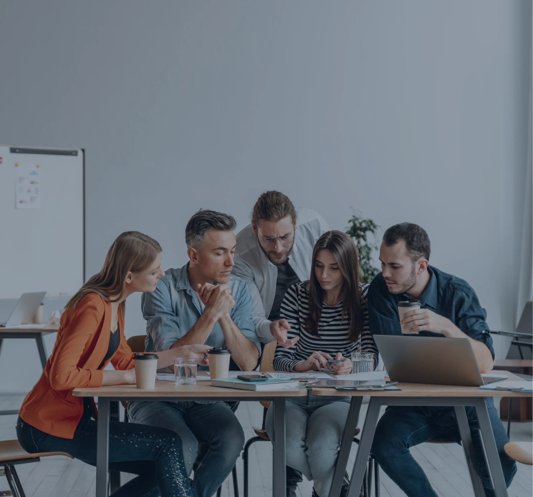 Equipe Cyllene devant un document