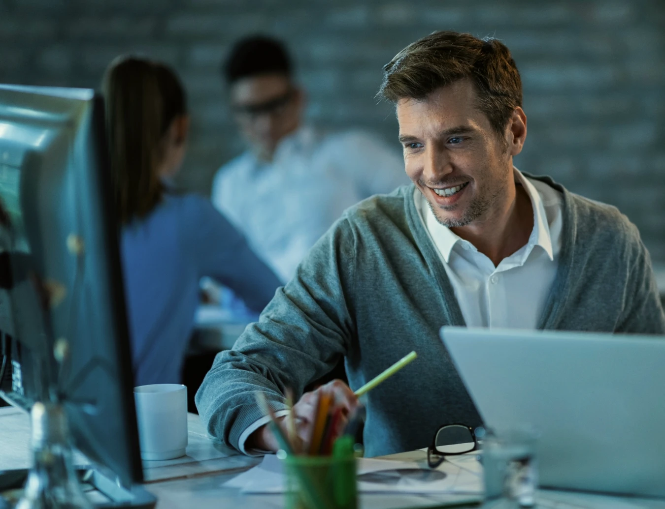 membre Cyllene devant son ordinateur