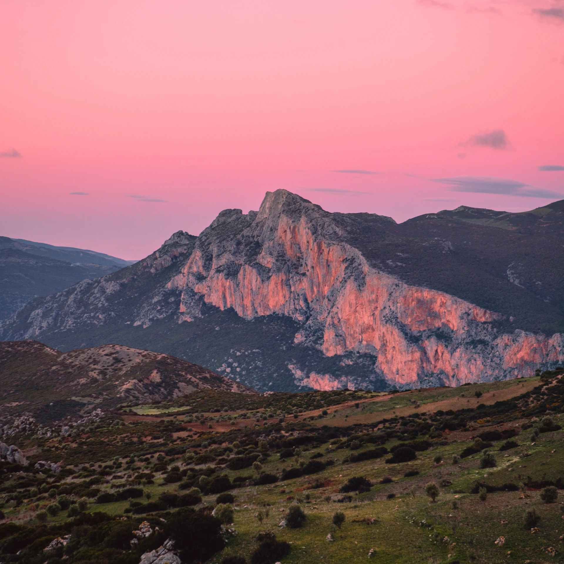 montagne couché de soleil ciel rose