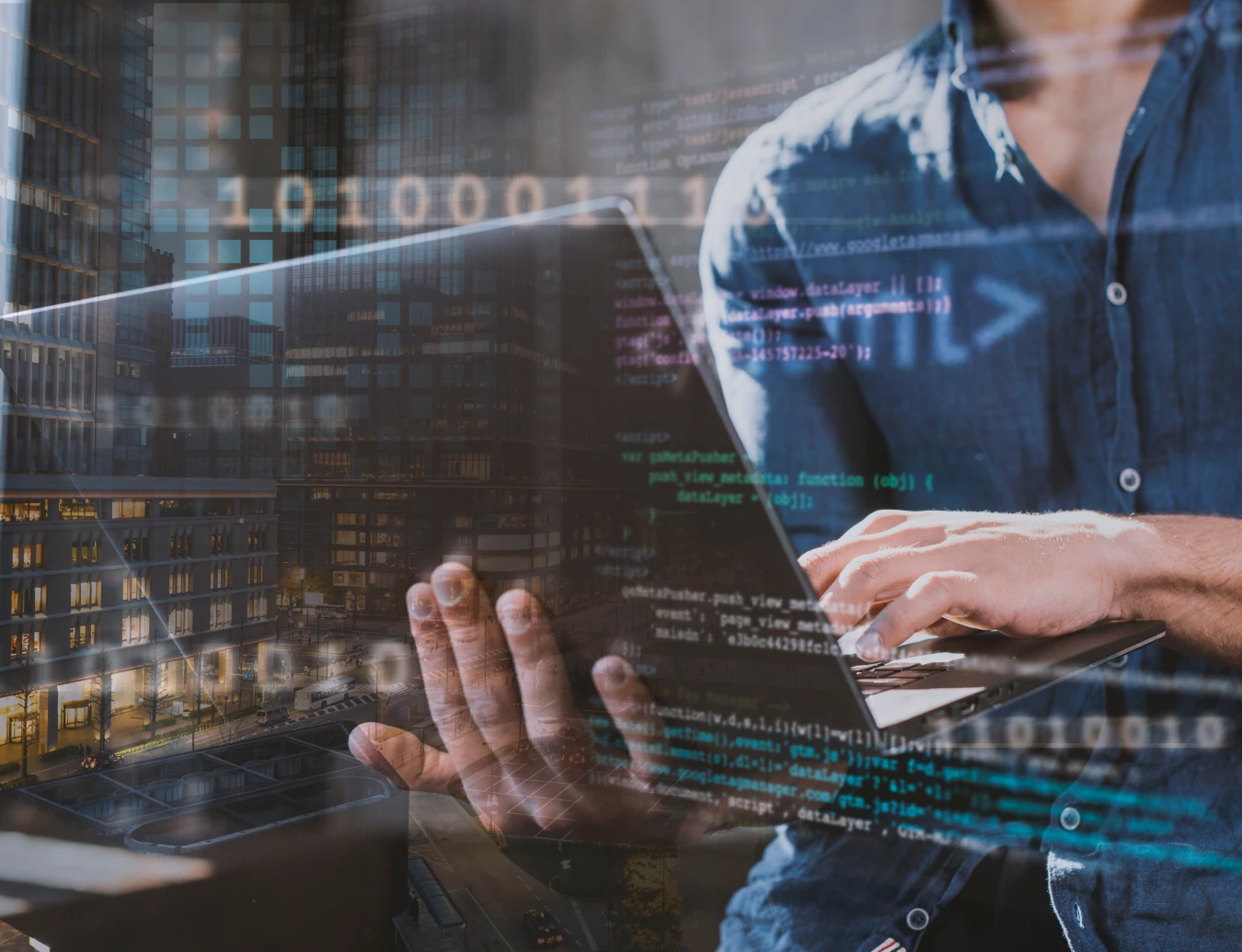 membre cyllene travaillant sur ordinateur